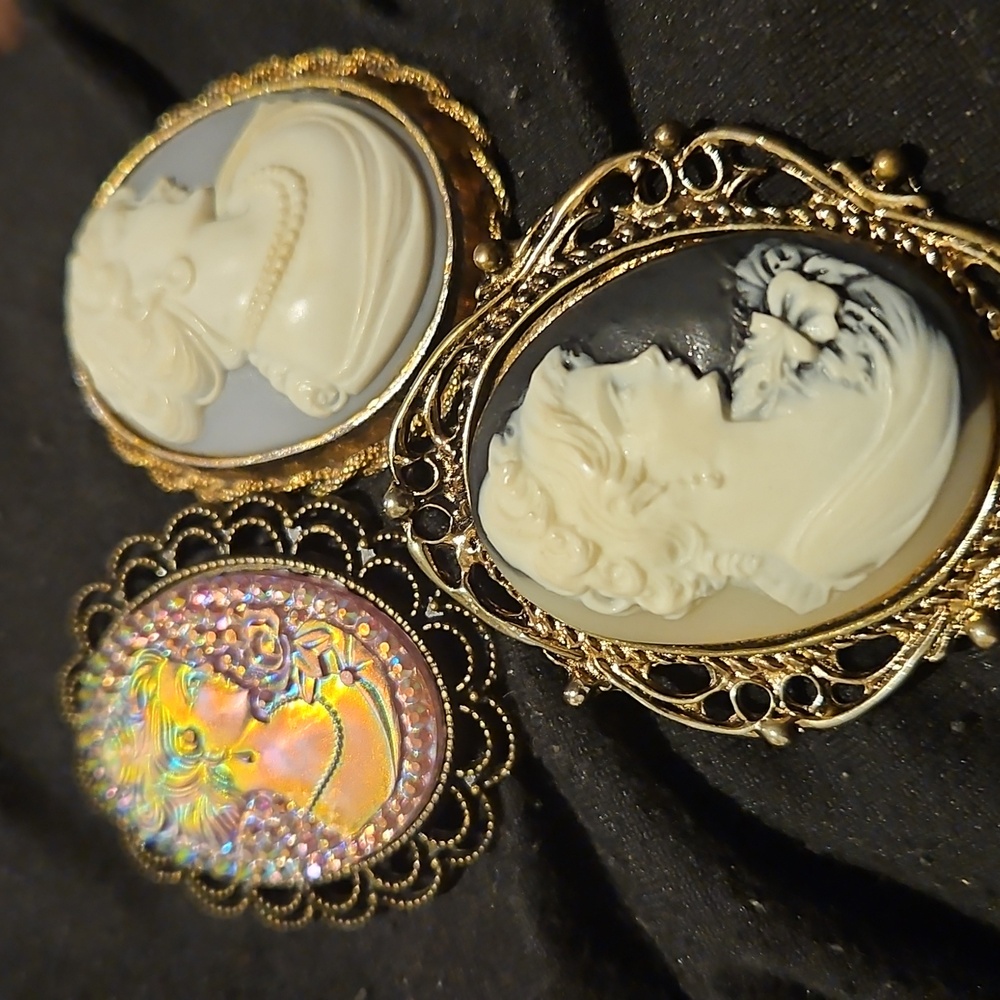 Elegant Cameo Brooch Set - Goldtone  and Cream - Picture 6 of 8